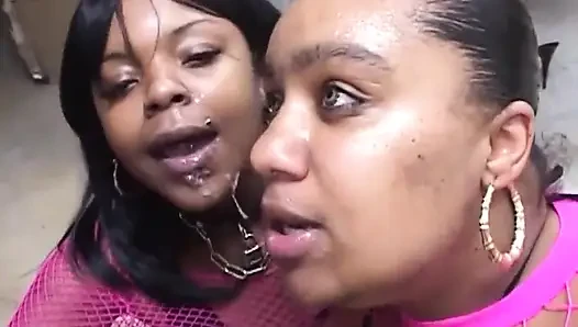 Seksi zenci kız büyük yarak emiyor... ağzına boşalma