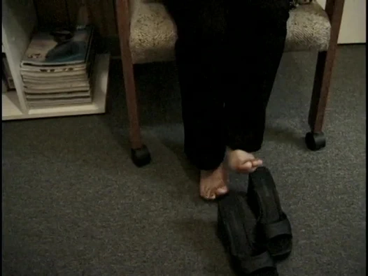 Azgın esmer kanepede güzel sert sikişin tadını çıkarıyor