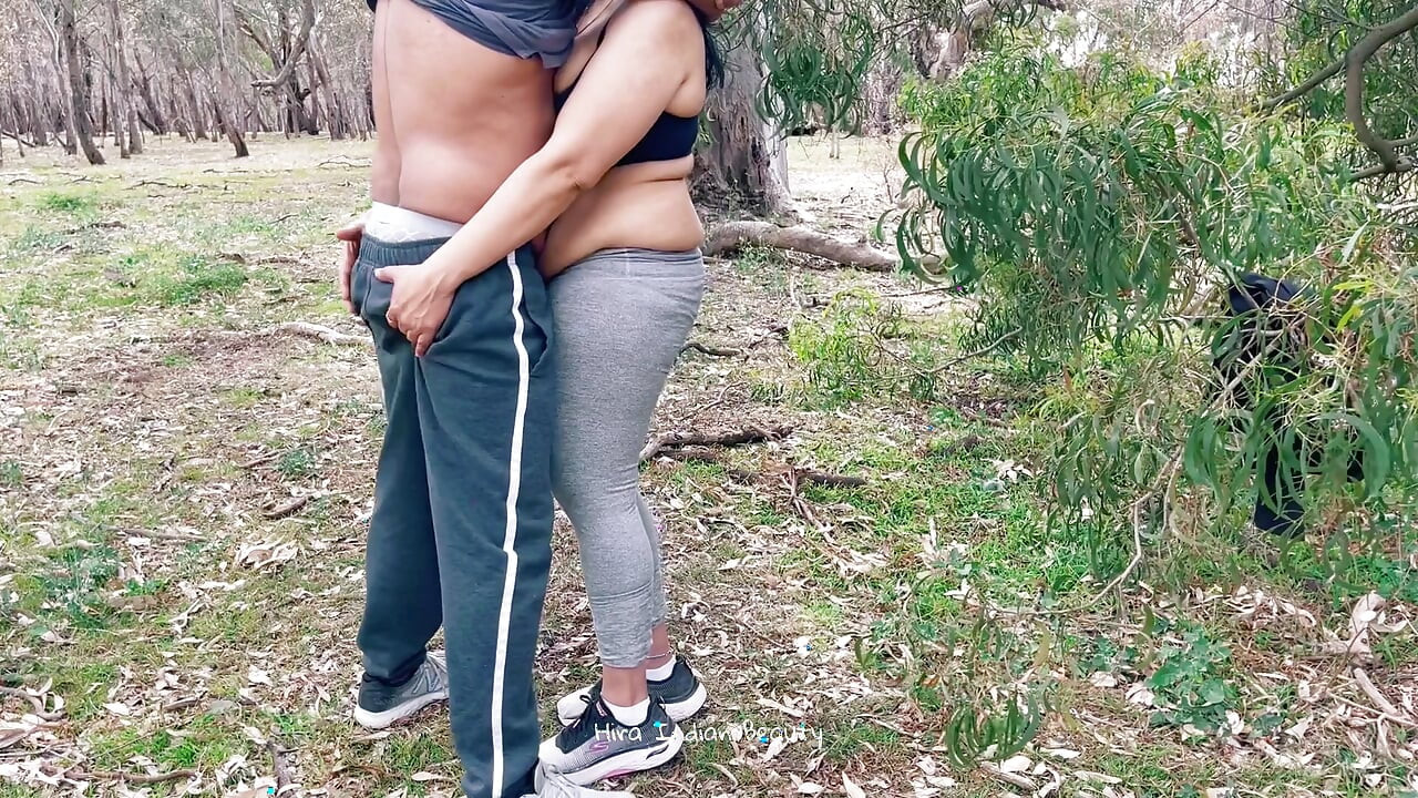 Komşusuyla ateşli Hintli evli kadın - desi orta yaşlı seksi kadın açık havada sevişme - büyük göt yalama - göğüs basını
