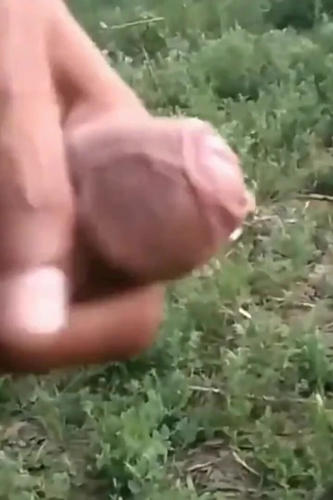 Hintli açık havada işiyor