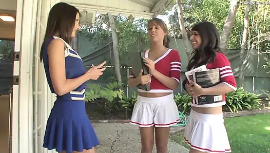 Üç genç ponpon kız birbirlerini sikmek için bir araya geliyor