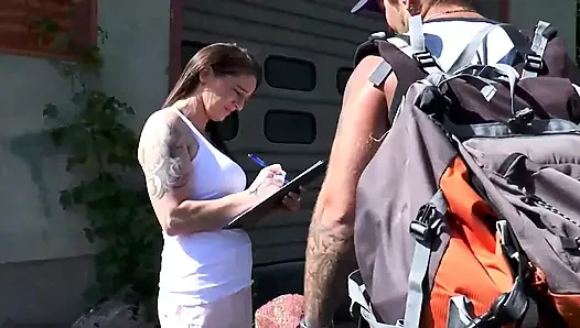 Büyük göğüsler bahçede büyük yarakla sikişiyor
