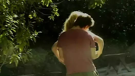 Ateşli sarışın orta yaşlı seksi kadın bu nostaljik porno eyleminde götte yarak tadını çıkarıyor