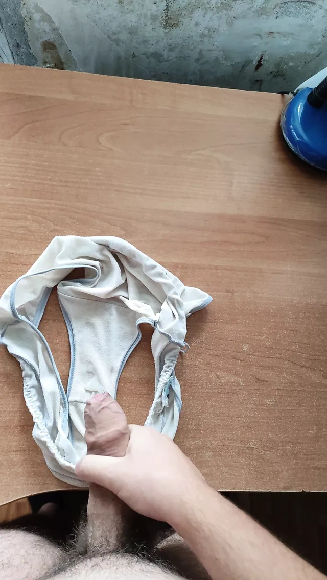 Üvey annenin kirli külotunda boşalmak