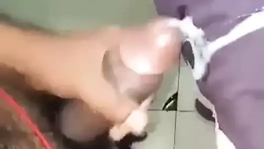 Hint desi büyük siyah horoz handjob içinde banyo ve büyük cumshot