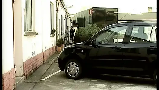 Çekici Alman sürtük yarak ve oyuncaklar tarafından sikiliyor