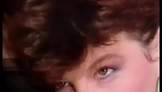 Üç sürtük ve zenci bir adam herkes sikişiyor ve emiyor