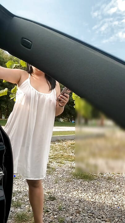 Şeffaf, seksi bir elbise içindeki MILF.