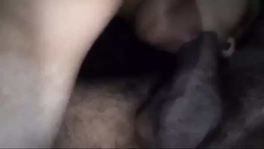 Sri Lankalı üvey kız kardeş yarağımı emiyor ve ağzına boşaltıyor