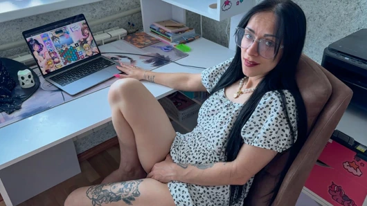 Üvey baba üvey kızını mastürbasyon yaparken ve oynarken yakalıyor. Üvey kızı sikiyor