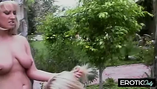 Amcık her darbede yüksek sesle alkışlıyor