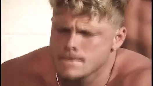 Kurye iş yerinde büyük yaraklı bir iş arkadaşına götünü siktiriyor