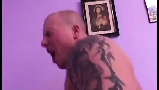 Yaşlı kadın oyuncak oğlanlarına seksi olmak için hala gerekenlere sahip olduğunu gösteriyor