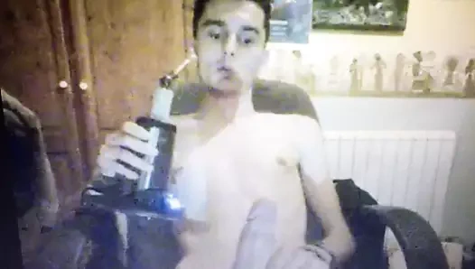 Sıska pürüzsüz twink kenar ve sigara içme dev asılı kalın horoz