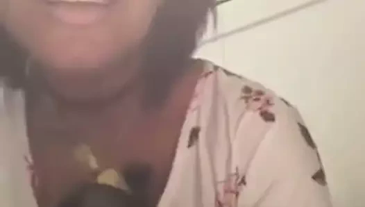 Lastik eldivenlerle bir muz mastürbasyonu