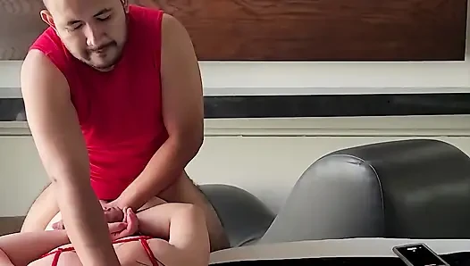 İtaatkar bir seks kölesinin sert penetrasyonu (profilde çok kameralı video)