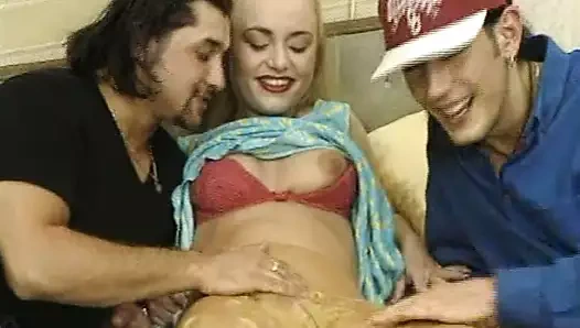 Kleine blonde wird von 2 notgeilen Typen extrem gepoppt