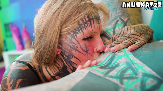 Alternatif kızlar, mutated alien oyuncaklarla derin anal