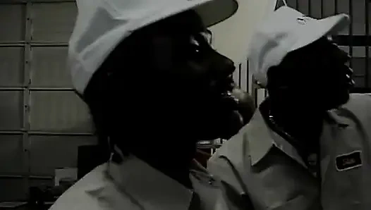 zenci ve zenci iş yerinde sikişiyor!