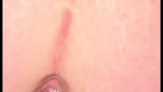 Evli kadın ve kocası edepsiz seks yapıyor. Siyah dildo, yumruk sokma, dölleme, boşalma