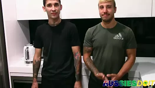 Dövmeli Dennis binmeden önce Kandy Kane'in götünü sikiyor