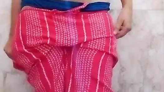 Hintli genç kız ateşli masajdan sonra seksi vücutla banyo yapıyor