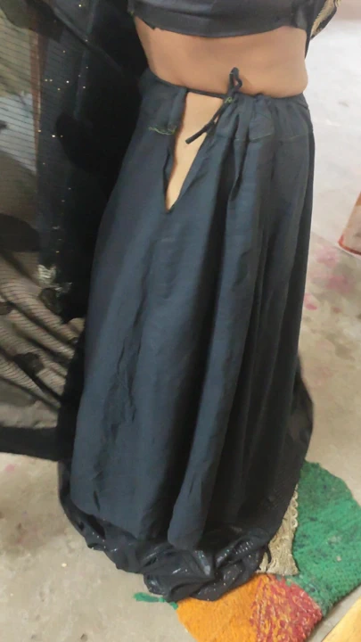 Hintli kadın ya da siyah sari.