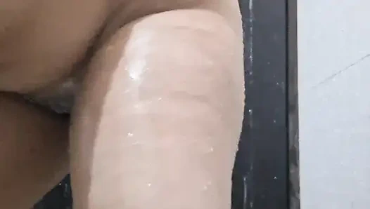 Ateşli seksi sağ parmak anal sert banyo yapıyor