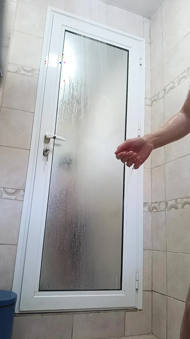 Ateşli banyo duş gösterisi!
