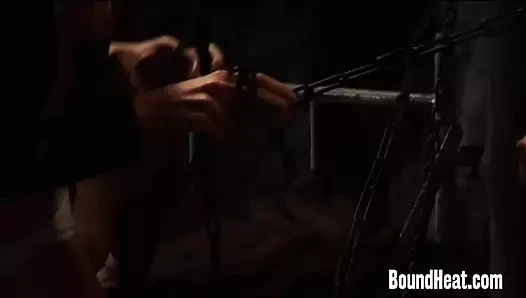 Sert şamar ve ceza için lezbiyen köle