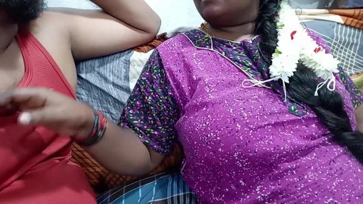 Hintli evli kadın ateşli göğüsler süt içiyor ve ateşli emiyor