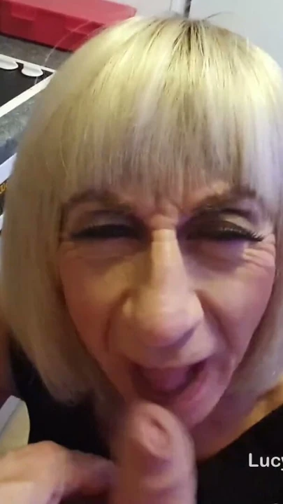 Muhteşem seksi TGirl Pauline'den büyük sik POV oral. | Bölüm 1
