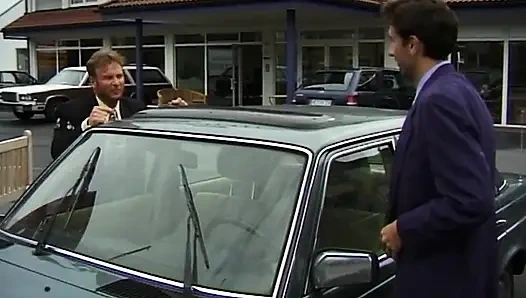 Alman sürtük üçlü sekste parmaklanıyor ve sikiliyor