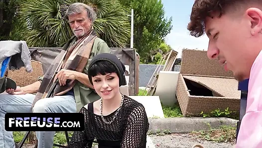 Grateful raee ripley kurtarıcısı Ethan'a tam olarak ne kadar minnettar olduğunu gösteriyor
