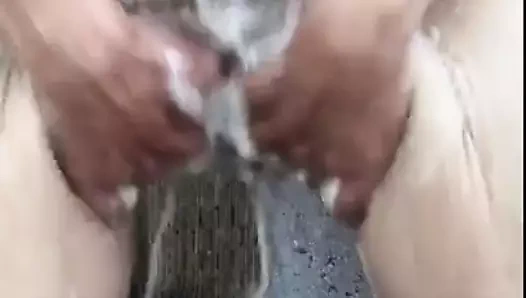 Sıska kadın çıplak dışında duş altında