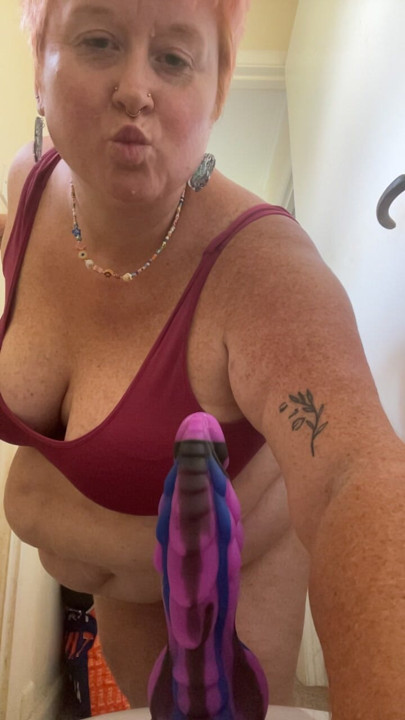 Ejderha yarağına biniyor dildo