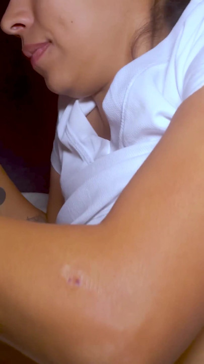 Meksikalı latin orta yaşlı seksi kadın spor salonunda veya yatak odasında spor yapmayı seviyor | Klip 2