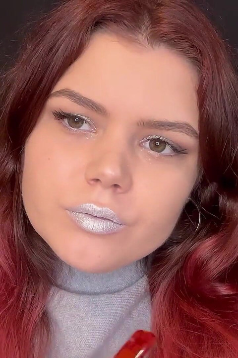 Kızıl saçlı duman seksi sürükleniyor ve baştan çıkarıcı nefes