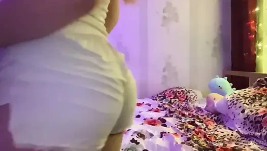 Güzellik elastik amcığını sıvazlıyor ve kamera önünde götünü okşuyor