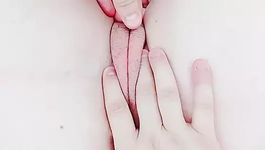 Az önce uyandı, amını geceden sıvılarla hala ıslak ve sıkı açıyor