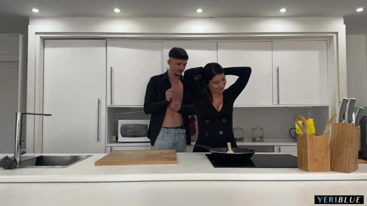 En iyi arkadaşının kız arkadaşını sikiyor ve ağzına boşalırken onu yakalıyor