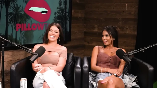 Dünyanın 1 numaralı porno yıldızı Adriana Chechik hayranlarıyla sikişiyor