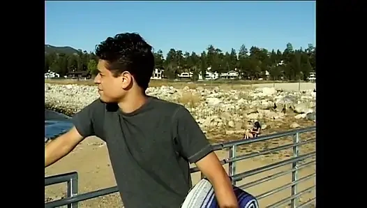 Ateşli ve azgın orta yaşlı seksi kadın genç komşusunu baştan çıkarıyor