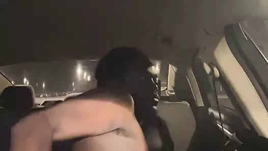 Halka açık bir otoparkta da arabada sadece bir lil mastürbasyon yaptığım ve kendimi parmakladım için güvenlik tarafından yakalanmamaya çalışıyorum