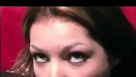 Amcık yalayan amcık bahçede mastürbasyon yapıyor