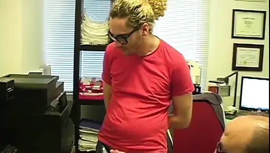 Jasmine'in götüne ihtiyacı var