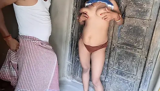 Hintli kadın su döküyor