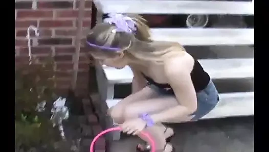 Mini etekli bir yapbozla oynayan 18 yaşındaki kedicik