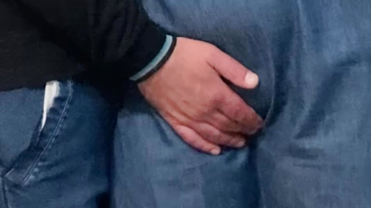 Yaşlı yabancının eli seksi amcığımda