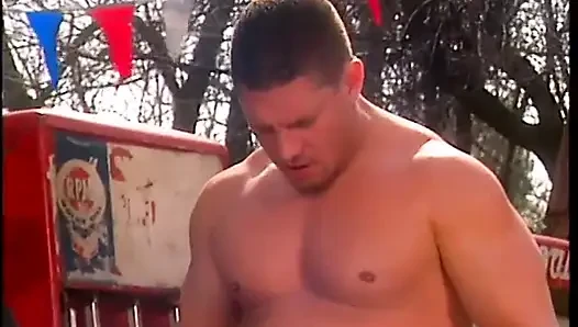 Kovboy dungaree benzin istasyonunda zengin bir adamın seksi karısını harika memeli sikiyor
